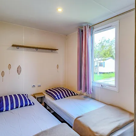 Awesome Stacaravan In Saint-georges-de-didon Parque de Campismo 3*