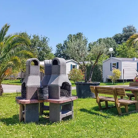 Parque de Campismo Awesome Stacaravan In Saint-georges-de-didon Saint-Georges-de-Didonne