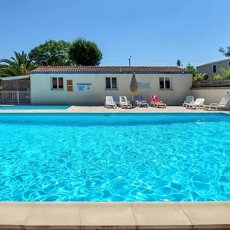 Awesome Stacaravan In Saint-georges-de-didon Parque de Campismo Saint-Georges-de-Didonne